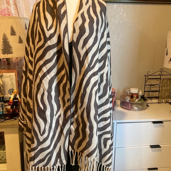 NEIMAN MARCUS Zebra Print Fringe - Picture 4 of 9